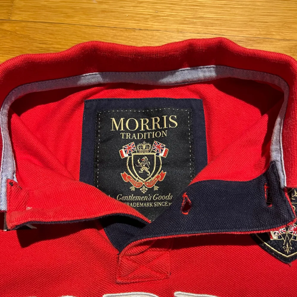 Säljer denna oanvända piké från Morris. Ovanlig och finns linkande för 999 kr nypris. . T-shirts.