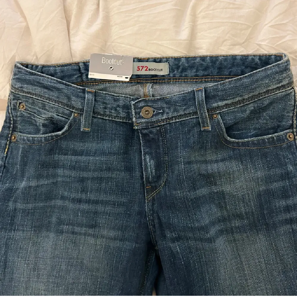Lågmidjade jeans från Levis i flare. Köpta här på plick, alla original lappar finns kvar. Modellen är 572 bootcut, w30/l36. De är försmå för mig som är S. . Jeans & Byxor.