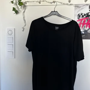 Svart t-shirt - Säljer en svart vanlig t-shirt eftersom jag inte använder den🖤