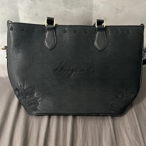 Desigual handväska - Handväska från Desigual med fint mönster. Osäker när och vart det är köpt men är i mycket bra skick. Väldigt rymlig men en till ”mini-väska” inuti (3:e bilden)