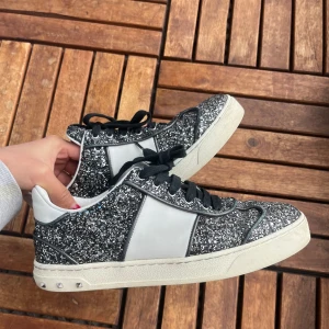 Valentino flycrews - Säljer mina jättefina svartglittrttriga valentino flycrew sneakers som är väldigt eftertraktade!! De är svart och silverglittriga med alla nitar! Säljer de de är lite för stora för mig och inte kommer till användning!💞💞