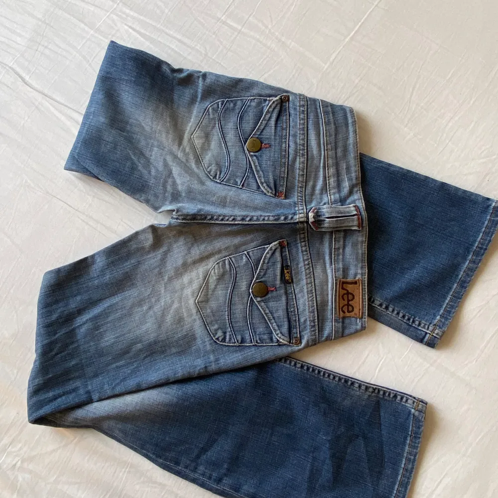 Säljer dessa lågmidjade lee jeans med så snygga fickor!  Tyvärr för små (har därför ingen bild på). Storlek 25/31. Säljs för 399kr!. Jeans & Byxor.