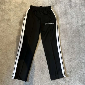 Palm angels byxor - Säljer nu mina feta Palm angels byxor i stolek s passar alltså 172-180 sitter riktigt nice💯kol privat för fler bilder svarar på alla frågor 😀priset är inte heller hugget i sten 🪨