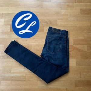 Tiger of Sweden Jeans  - Tja! Nu säljer vi de här Tiger of Sweden jeansen! Jeansen är i bra skick. Storlek 30/32. Tveka inte att höra av dig vid minsta fråga eller fundering!👍