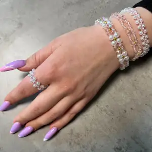 Set med tre pärlarmband och en ring i somrig rosa färg. Alla delarna ihop säljer vi för 120 kr. Vill man bara ha ett armband så säljer vi det för 50 kr och ringen för 20.💕