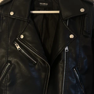 Skinnjacka - Svart skinnjacka från Pull&Bear. Väldigt bra skick!