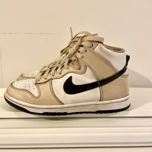 Nike Air Jordan 1 stl 38 - Beige och vita Nike Air Jordan 1. Storlek 38,5. Ett år gamla, i använt skick. Inte trasiga. Nypris 1550kr