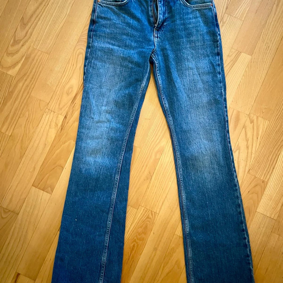 Mörkblåa bootcut jeans