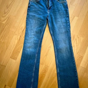 Mörkblåa bootcut jeans - Mörkblåa jeans från perfect jeans Gina tricot. Storlek 36. Inte så mycket använda. 