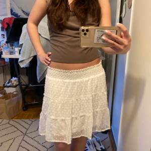Jätte fin Vit kjol från shein ❣️ // använd gärna köp nu 💞