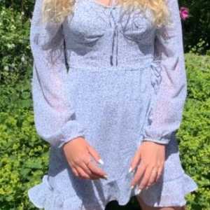 Avslutningsklänning  - Vit klänning med små blåa blommor på