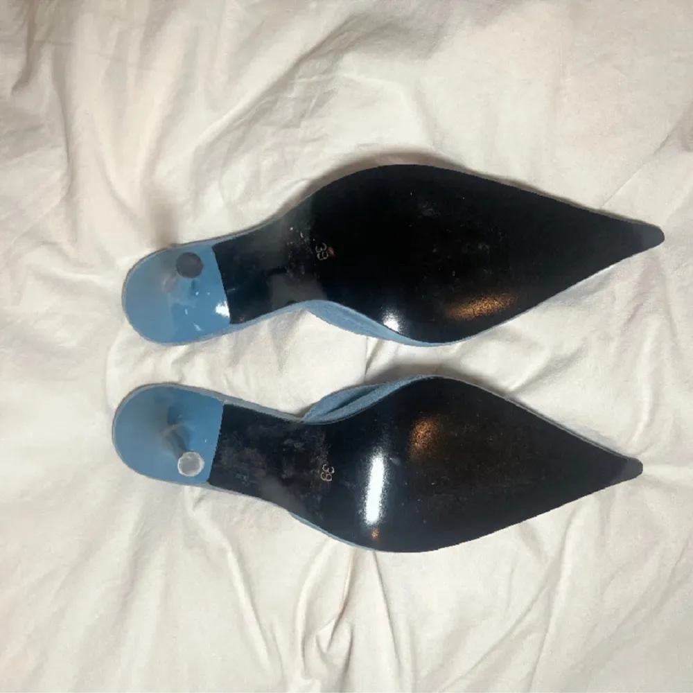 Otroligt coola blåa mockaklackar som ej kommer till användning! 💙. Skor.