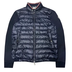 Moncler Down Cardigan - - Storlek: Small - Bra skick (8/10) - Mitt pris 3199kr - Nypris: 10 000kr