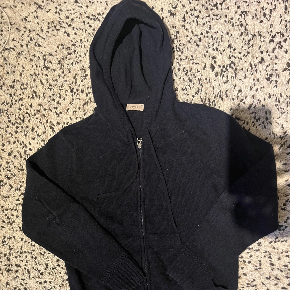 Stickad lafaurie huvtröja