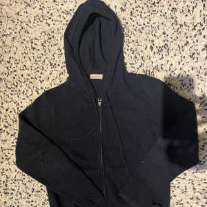 Stickad lafaurie huvtröja - Stickad LaFaurie merinoull huvtröja | skick 8/10 | Ny pris ca 1600kr | Köpt i höstas i Paris | Storlek XS men passar som S.