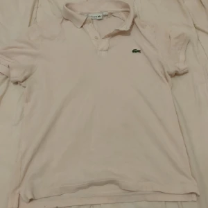 Lacoste  - Den passar allt möjligt fint har använt fåtal gånger den är som ny äkta  det kostar 1200kr 