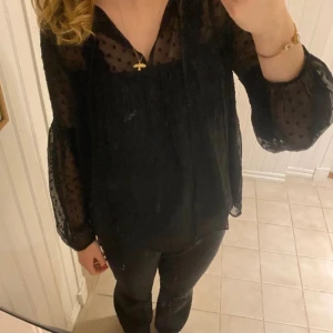Prickig blus - Fin prickig blus, storlek 164 men passar mig som bär xs/s 💋💋 Lånad bild! Kom privat för egna bilder då tröjan ser ungefär ut som på bilden🥰🙏🏻