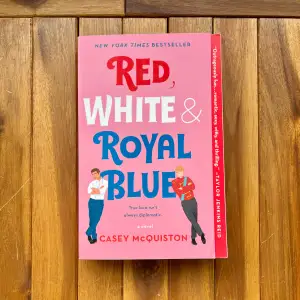 Red White & Royalblue, skriven av Casey McQuiston är en bok som var väldigt populär på Tiktok. Boken är läst men fortfarande i bra skick. Boken har även blivit en film.