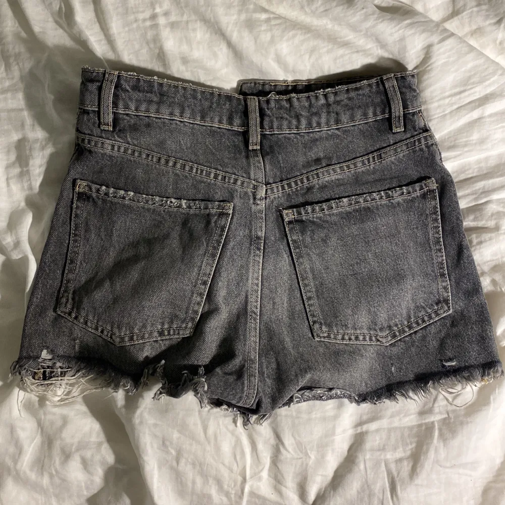 Högmidjade jeansshorts från Zara. Shorts.