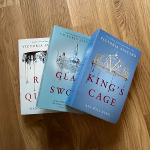 3/4 böcker i Red queen- series av Victoria Aveyard. Endast första boken är läst. Alla böcker är i mycket bra skick. Dock står det ”Alex” på insidan i några av dem. 