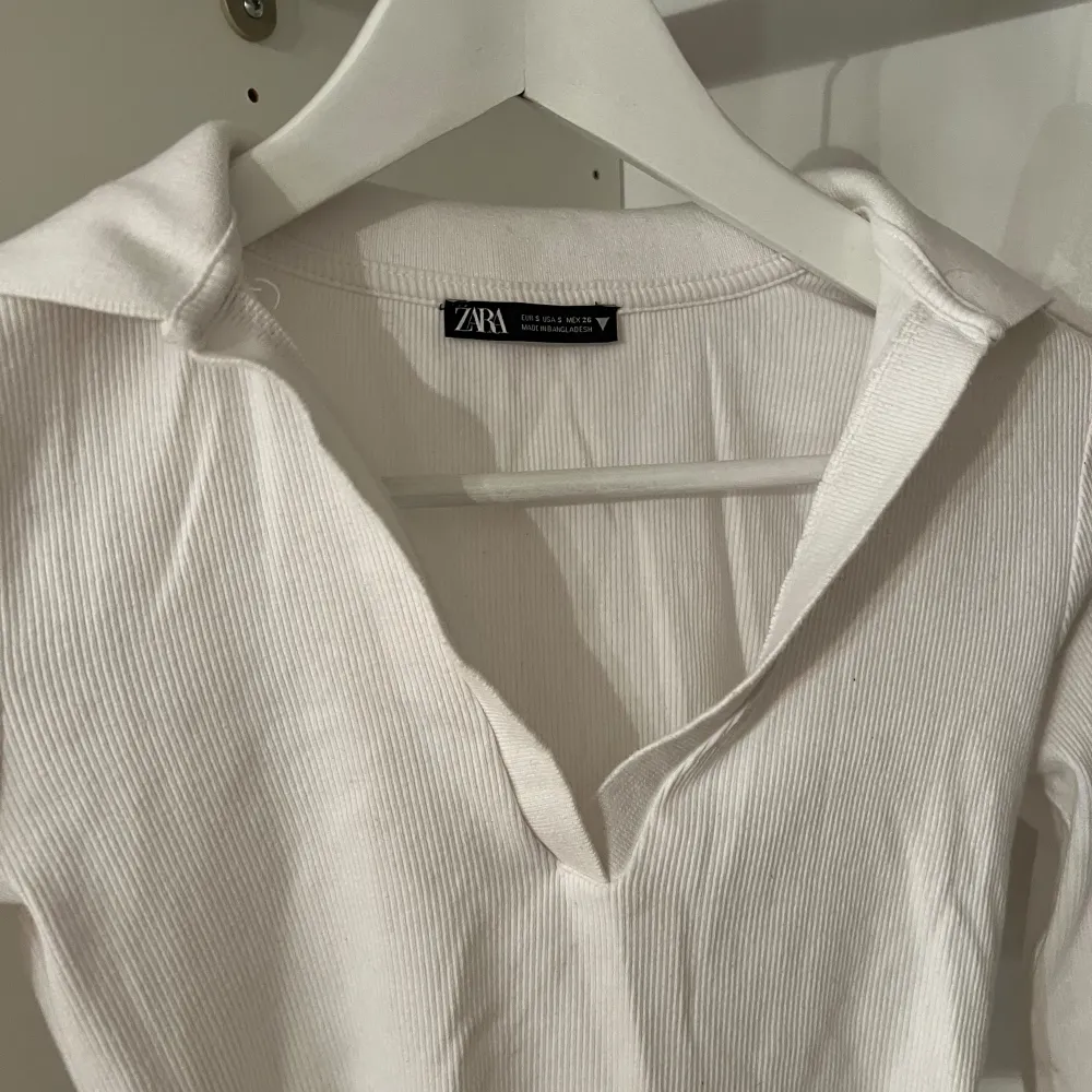 Långärmad croppad tröja från Zara. Använd ett fåtal gånger. Storlek:S men funkar för xs också. Pris: 120kr. Toppar.