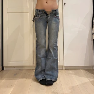 lågmidjade bootcut jeans💕 - nya med lappen kvar! midja 35 cm rakt över o innerben 82 cm försmå för mig som e xs så kan inte knäppa💔svaga gula fläckar på låret som syns på sista bilden inget mna lägger märke till irl men bara så man vet