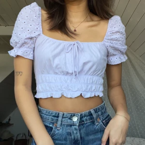 Ljuslila topp💜 - Supersöt knappt använd topp från urban outfitters! Små blekfläckar i armhålan, inget som syns när den är på🩷 fint skick i övrigt!