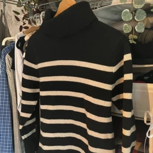 Randig tjocktröja  - Mysig tjocktröja med turtleneck!