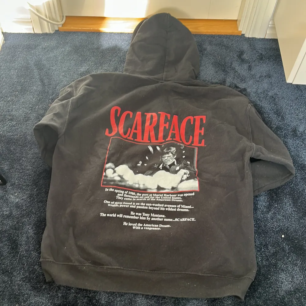 En jättesnygg scarface hoodie i storlek M köpt ifrån Urban outfiters. Helt slutsåld.. Hoodies.