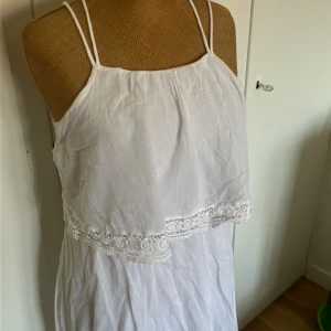 Vit sommarklänning  - Supersöt klänning perfekt för sommaren o skolavslutning!