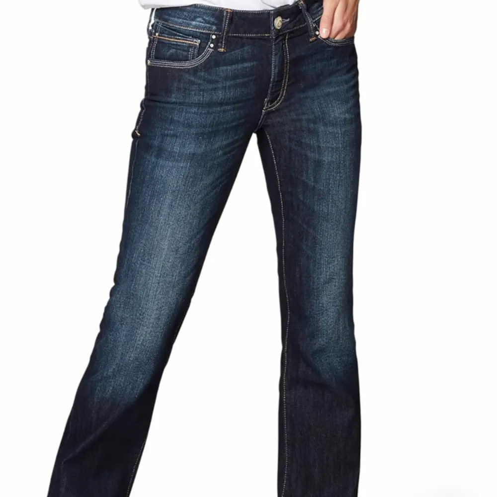 Hej säljer dem här populära jeansen från zalando. Dem är lite slitna och har ett litet hål på bakfickan.❤️. Jeans & Byxor.