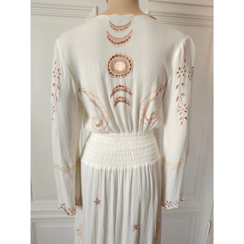 En oanvänd, cremevit, helt underbar klänning från Zaimara. 🌿 Storlek S/M. Klänningar.