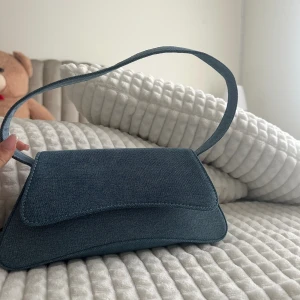 Jeans väska  - Super snygg jeans väska från ginatricot som inte säljs mer. Helt ny  Kommer inte till användning mer 