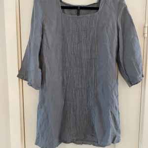 Ny grå tunika i linne från KUS Stockholm i strl 38 - Ny, aldrig använd.  100% linne  Mått Över axeln: ca 43 cm Längd från axeln och ner: ca 78 cm  Kommer från ett djur och rökfritt hem.