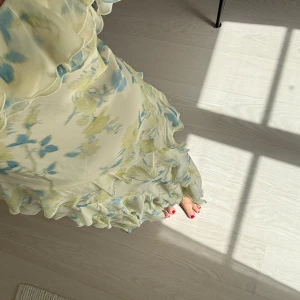 Lång Klänning  - Super fin oanvänd klänning från primark. Fanstastisk till midsommar 