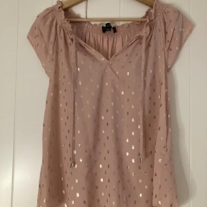 Blus - Säljer denna supergulliga blusen i storlek 36/S. Den är aldrig använd och passar perfekt nu till sommaren🥰