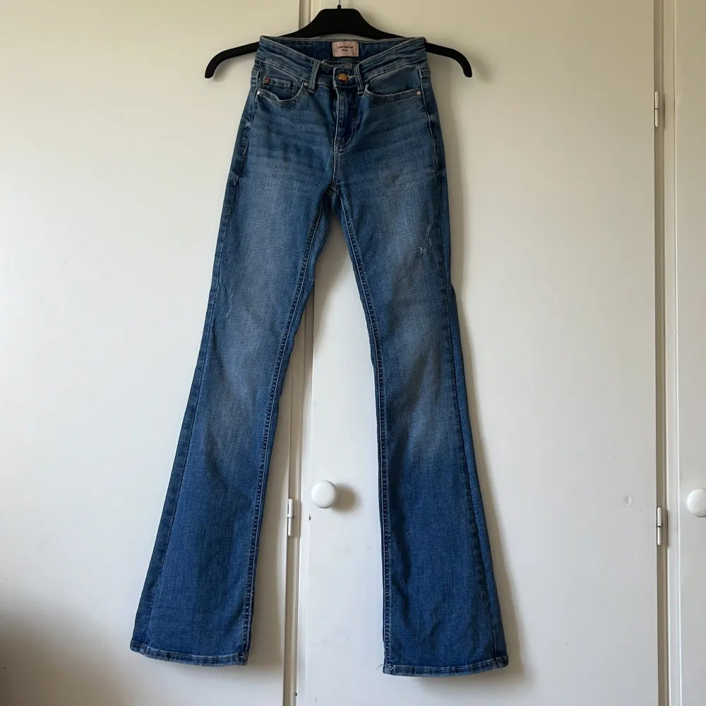 Säljer dessa fina flare jeans från vero Moda då jag inte använder dem längre. Dem har en medelhög midja coh är i bra skick🤍🌼 (Skriv om du vill ha fler bilder). Jeans & Byxor.