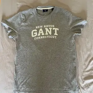 Tjena, säljer denna stiliga Gant t-shirt. Skicket är precis nytt och endast använts ett fåtal gånger. Inga djur hemma🐾Kontakta gärna vid frågor eller liknande!