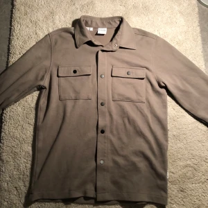 Grön Overshirt  - Tjena, Säljer en fet grön Overshirt i storlek S riktigt snygg knappt använda skickar så snabbt jag kan vid minsta fundering så är det bara att höra av dig ! 😊