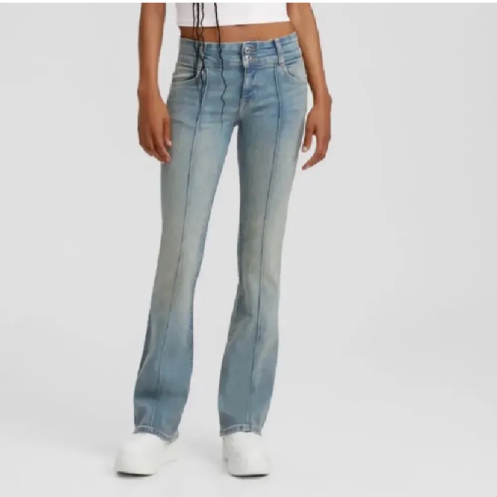 säljer dessa slutsålda och eftertraktade jeans från bershka💕jättefina men kommer inte riktigt till användning längre, använd väldigt få gånger💕. Jeans & Byxor.