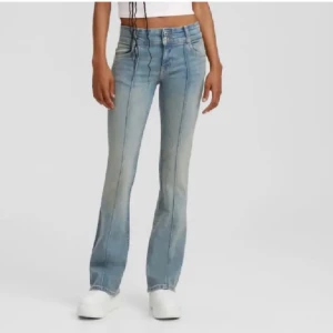 lågmidjade jeans  - säljer dessa slutsålda och eftertraktade jeans från bershka💕jättefina men kommer inte riktigt till användning längre, använd väldigt få gånger💕
