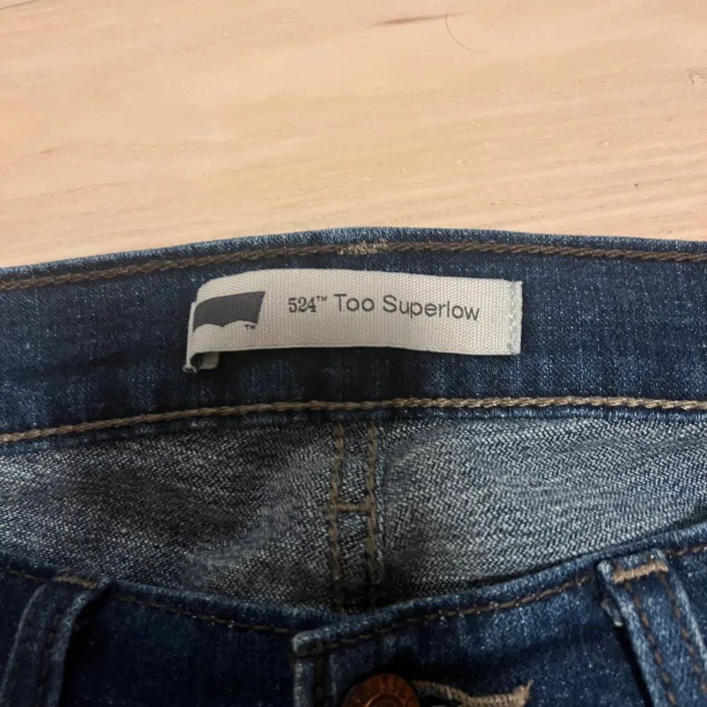 Skitsnygga lågmidjade Levi’s jeans! Passar på mig som är 171 ungefär🫶🏼. Jeans & Byxor.