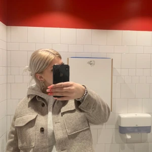 Fin kappa från h&m i storlek S - Använd några få gånger, väldigt fint skick! Lite stor i storleken💕 500 kr i butik