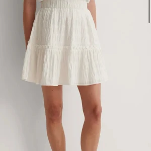 Vit kjol - Gullig vit kjol från nakd. Använd ett fåtal gånger så är i mycket fint skick, inga defekter 🤍 strl 36