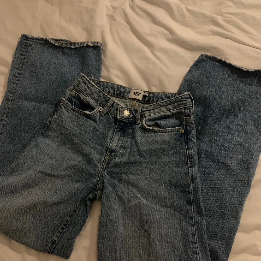 Low waisted blå jeans med hål på knäna och i bra skick.  Skriv om du har frågor💕. Jeans & Byxor.