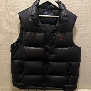 Ralph Lauren vest - Stilfull puffer vest i bra skick 9/10, efterfrågad då den ej tillverkas mer. Storlek XL men passar bra till mig som har L. Säljer den då jag inte har någon användning av den. Skriv vid några funderingar :)