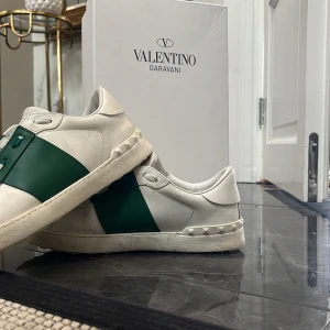 Valentinos Open  - Säljer mina valentinos på grund av dom är för stora. Fint skick inget sönder elle så ba lite smutsiga kan tvätta dom.   Storlek 43 pris går att diskutera 👋