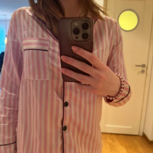 Victoria secret pyjamas - BÅDE UNDERDEL OCH ÖVERDEL INGÅR I PRISET!!!  En DOPE på victoria secret pyjamas som jag köpte i spanien! Så skönt material och har bara användt en gång då den är för liten. 