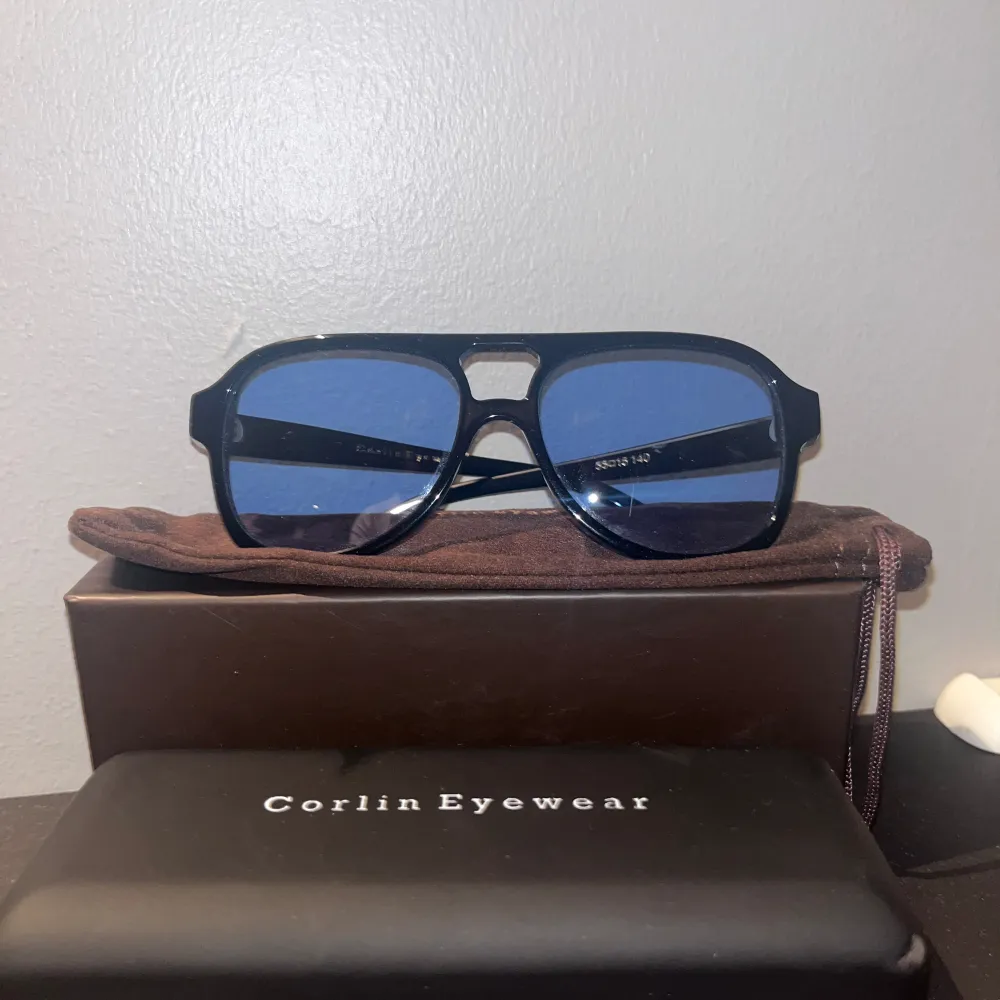 Säljer nu mina Corlin Eyewear Gelo solglasögon då dom inte används. Köpta i sommras förra åre. Dom är i nyskick då jag nästan aldrig använt dom, kvitto finns såklart. Höra av er gärna vid frågor eller fler bilder!. Accessoarer.