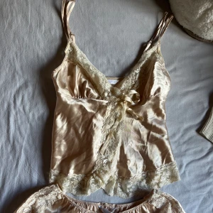Spetspyjamas set - Märke: Hunkemöller Inga Defekter, material är satin och väldigt bekväm men även snygg!